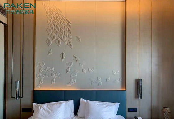La chambre à coucher intérieure d'hôtel de luxe a fixé le panneau de mur en bois de meubles